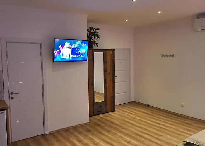 Alro Apartmanhaz Διαμέρισμα Balatonszarszo